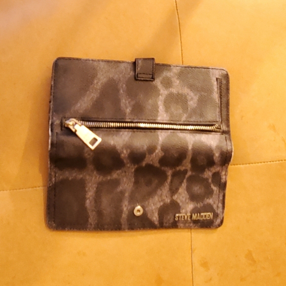 Steve Madden Leopard Bilfold Gray and Black - Picture 5 of 7